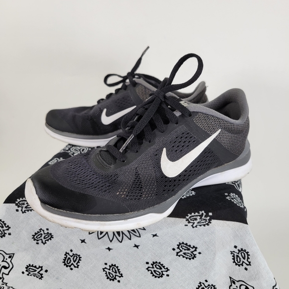 Nike training shoes black white 6.5US - Picture 2 of 9